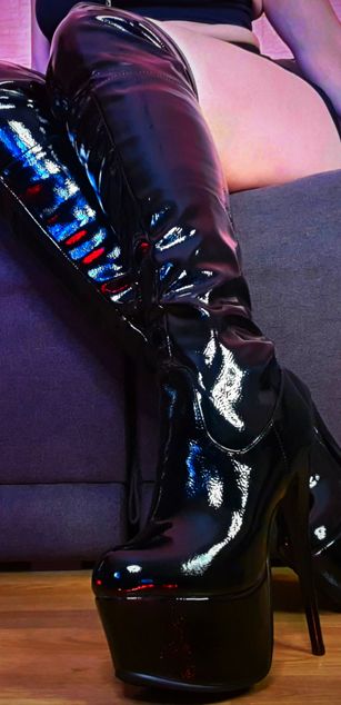 Model - AnnaLu heels