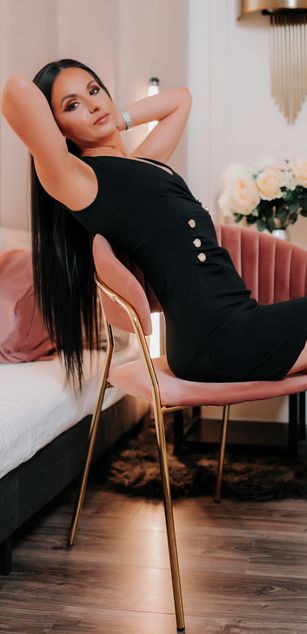 Model - MiraLocks sexy