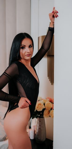 Model - MiraLocks sexy