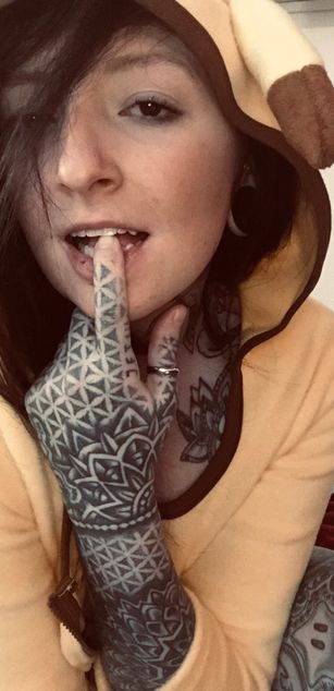 Model - Tattooed Victoria brunette