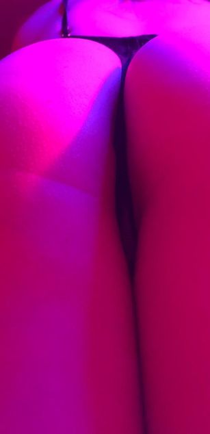 Model - EmmaRoss cum