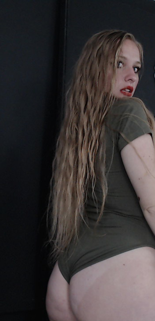 Model - Emily Sumer deepthroat