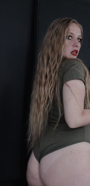 Model - Emily Sumer deepthroat