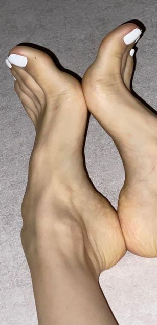 Model - DivineArches pantyhose