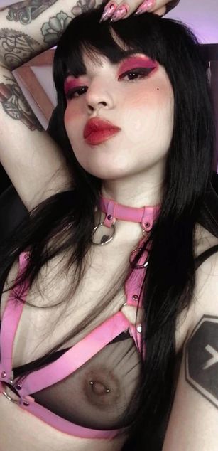 Model - FEET ADDICTION dominatrix