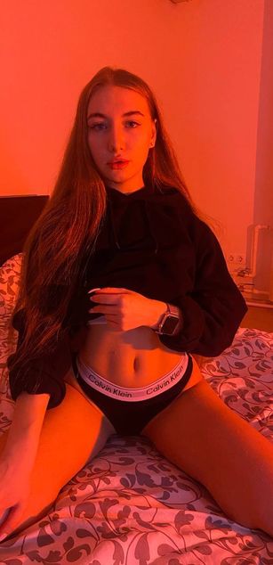 Model - AmandaTonni lesbian