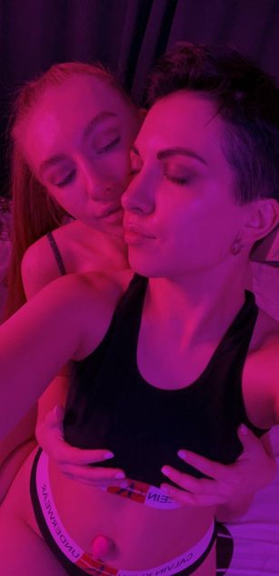 Model - TONNI lesbian