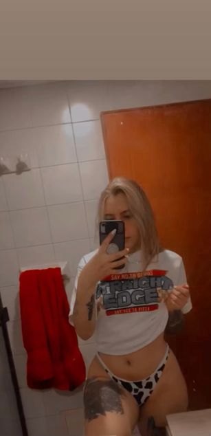 Model - Arabella Colors deepthroat