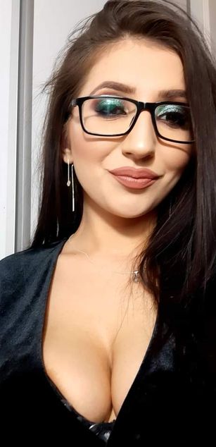 Model - DenizzCharming spitting