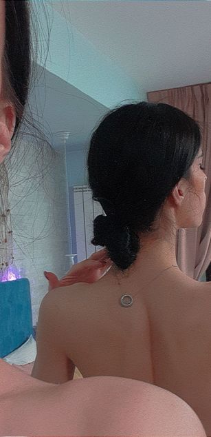 Model - AmeliaJune ass