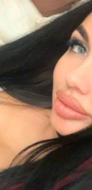 Model - HottLassyy brunette