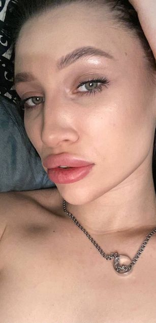 Model - Mila striptease