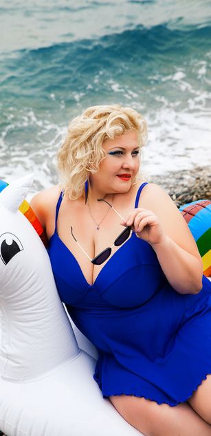 Model - Florissia curvy