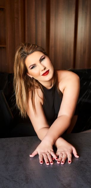 Model - FeliciaKrige deepthroat