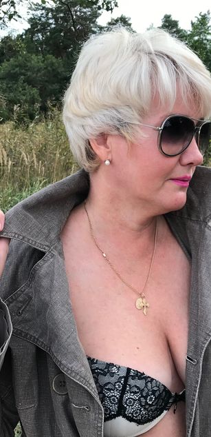 Model - BlondNelly ass