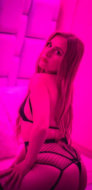 Model - Emily Sumer deepthroat