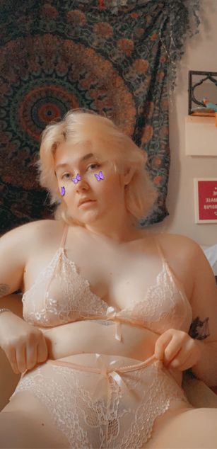 Model - Pixie Valentine bigboobs