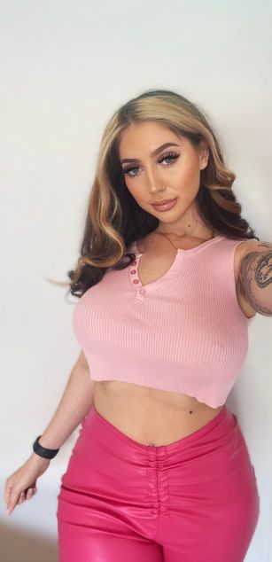 Model - Amira Evans curvy