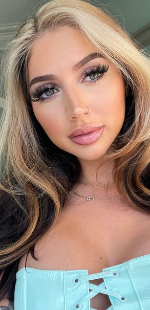 Model - Amira Evans curvy