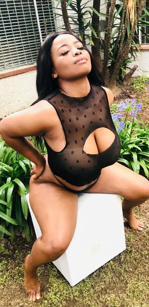 Model - Bustyzii blowjob