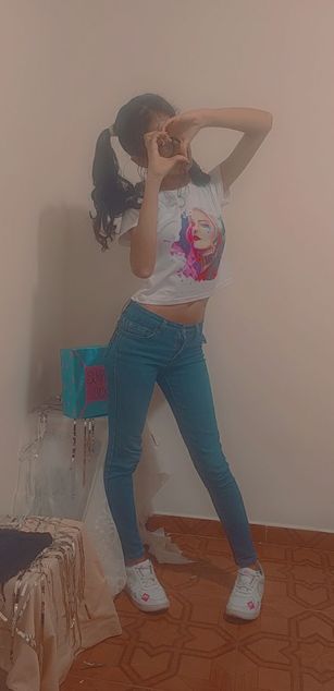 Model - petit-linda18 petite