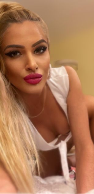 Model - Elise blowjob