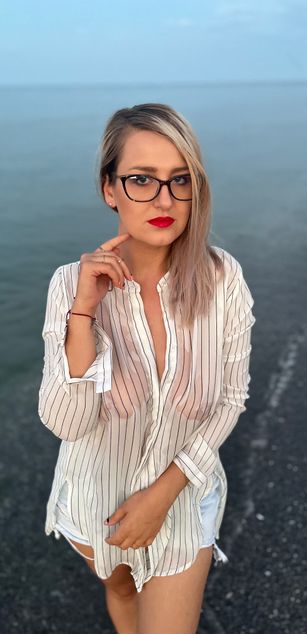 Model - MayaTrainor deepthroat