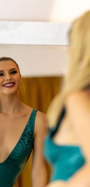 Model - Ellie Bloom ass