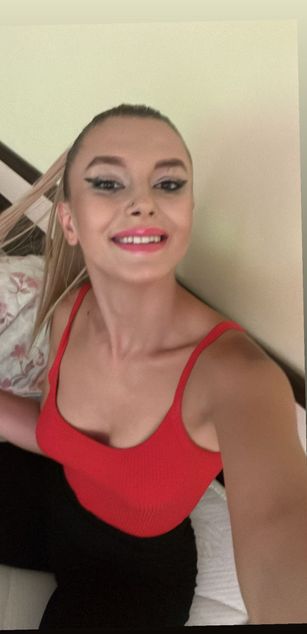 Model - Ellie Bloom ass