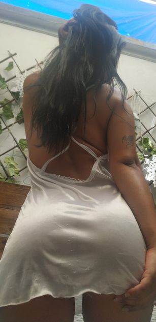 Model - Sara Valencia Villa curvy