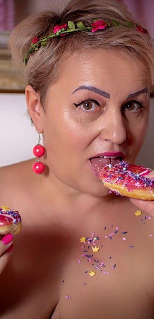 Model - ElisabethBeth27 shavedpussy