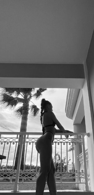 Model - LizzieGrey striptease