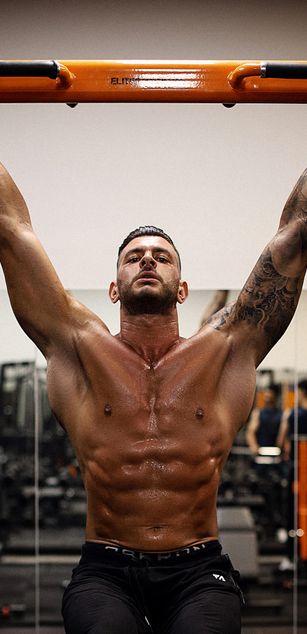 Model - ARON TRAINER feet