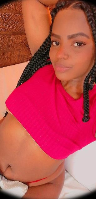 Model - Naome_palmer feet