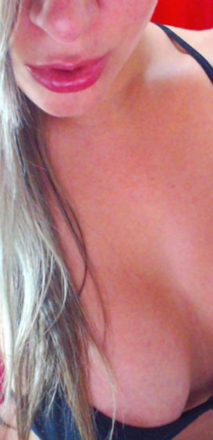 Model - KIKAHOTTEEN masturbation