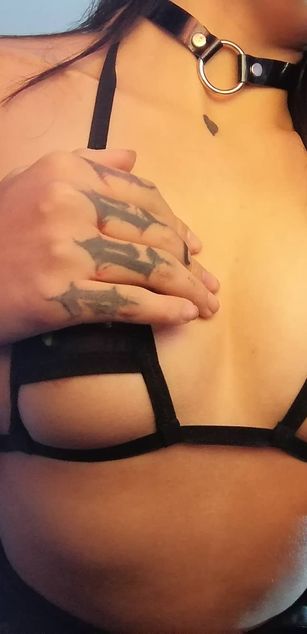 Model - FEET ADDICTION dominatrix