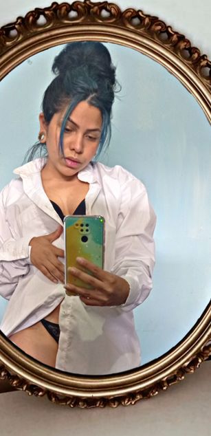 Model - CaroPetit feet