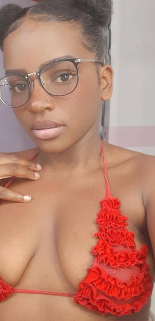 Model - Naome_palmer feet