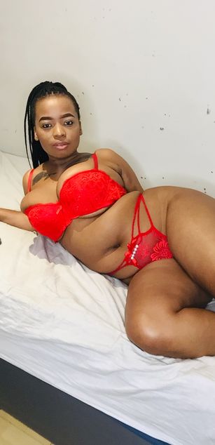 Model - Bustyzii blowjob