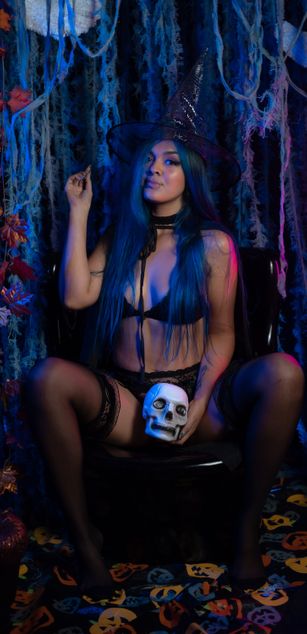 Model - Carolina Miller deepthroat