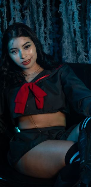 Model - Mia Pearls blowjob