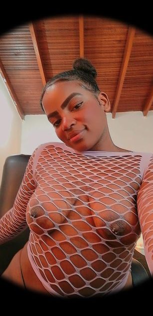 Model - Naome_palmer feet