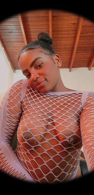 Model - Naome_palmer feet