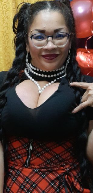 Model - MarieStandford curvy