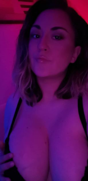 Model - Lux Noir curvy