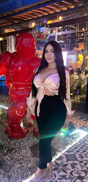 Model - Cloe whitex bigtits