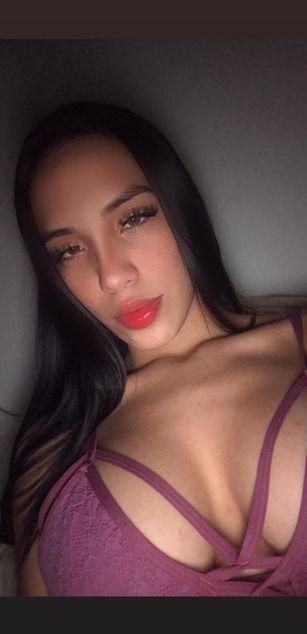 Model - KylieWhite deepthroat