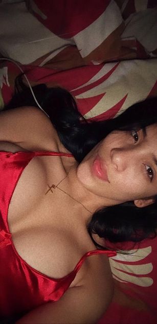 Model - KylieWhite deepthroat