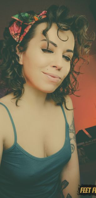 Model - FeetFunDoll blowjob