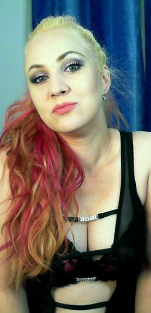 Model - Miss Lexy Gold fetish